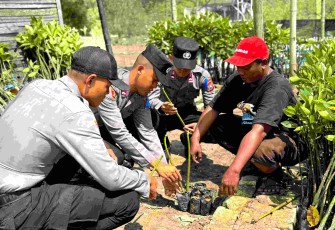 Siswa SPN Polda Jatim saat tanam mangrove 