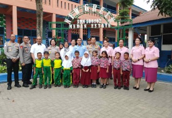 Kapolrestabes Medan Kombes Pol Jean Calvijn Simanjuntak foto bersama siswa
