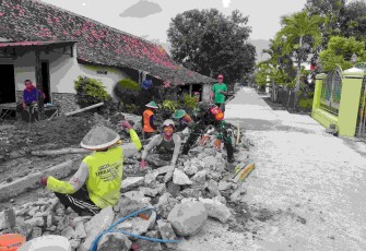 Gotong royong bangun saluran air wilayah desa binaan 