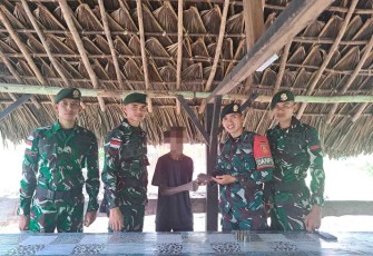 Penyerahan senjata dan munisi dari warga perbatasan 