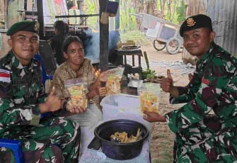 Pelatihan olahan pisang satgas Yonarmed 12 Kostrad 