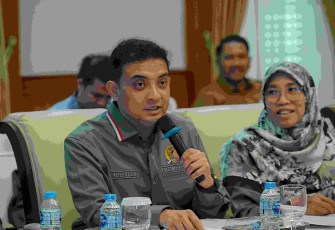 Anggota Komisi IX DPR RI, Ade Rezki Pratama saat mengikuti pertemuan komisi IX DPR RI dengan Gubernur kepulauan Riau di Rumah Dinas Gubernur kepulauan Riau, Tanjung Pinang, Senin (24/11/2025)