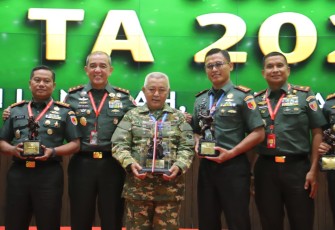 Danrem 083/Bdj Kolonel Inf Kohir foto bersama usai Rapurna TMMD di Mabesad Jakarta, Kamis (4/12)