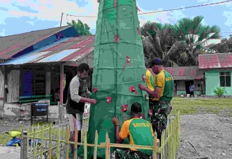 Perindah ornamen natal di perbatasan 