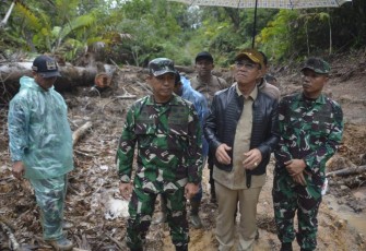 Danrem 023/KS Kolonel Inf Iwan Budiarso saat meninjau jembatan pascabencana, Selasa (30/12)