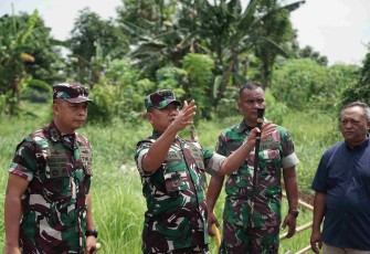 Danrem 083/Bdj Kolonel Inf Kohir saat memberikan arahan dilokasi pembangunan KDMP Rejoso Pasuruan, Selasa (30/12)