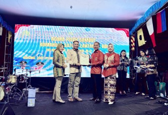Dandim 1310/Bitung Letkol Czi Hanif Tupen, S.T,M.I.P bersama istri tercinta saat memberikan cenderamata kepada Kolonel Laut (P) Shodikin, M.Tr.Opsla diacara pisah sambut Dansatrol Bitung.