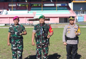 Dandim 1310/Bitung, Letkol Inf Dewa Made DJ dengan di dampingi Kapolres Bitung, AKBP Albert Zai dan Danyonmarhanlam VIII Bitung, Letkol Marinir Helmi Syamsir, M.Tr.Opsla saat memimpin apel siaga gelar pasukan kunjungan RI 2