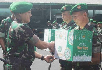 Dandim 0833/Kota Malang Letkol Arm Aris Gunawan saat memberikan bingkisan lebaran anggotanya, Senin (24/3)