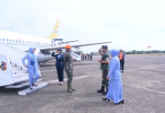Danlanud Sultan Hasanuddin saat Sambut Kedatangan Pangkorpasgat di Baseops Lanud Sultan Hasanuddin, Makassar, Kamis (28/8/2025).
