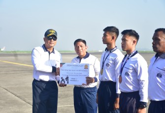 Danpuspenerbal saat memberikan apresiasi kepada atlet beladiri Karate dan Pencak Silat Puspenerbal dalam Apel Gabungan satuan Penerbangan TNl Wikayah Surabaya di Apron Lanudal Juanda, Selasa (1/7/2025).