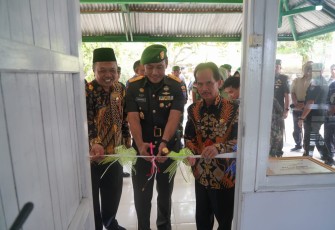 Danrem 121ABW, Brigjen TNI Purnomosidi, S.I.P., M.A.P., M.Han., saat memotong pita tanda peresmian Rehab Panti Asuhan Hira