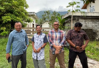Direktur PDAM Tirta Nusa Kabupaten Natuna, Zaharuddin dan Pengawas, Staf Foto bersama dengan Mantan Direktur PDAM tahun 2005