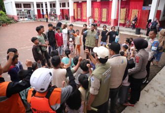 Anak-anak yang mengungsi di fasilitas pendidikan wilayah Kota Padang, Provinsi Sumbar, pada Rabu lalu (26/11). Mereka mendapatkan pendampingan terkait  trauma healing dari relawan.