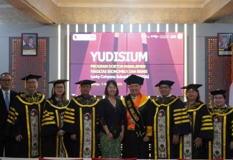 Dr. Lucky Cahyana Subadi, S.Pd_., M.M., saat berfoto bersama dengan Promotor, Ko Promotor, dan Penguji selesai yudisium.