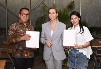 Duta Besar Bulgaria untuk Indonesia, Tanya Dimitrova bersama Wakil Bupati Karanganyar Adhe Eliana, saat mengunjungi Rumah Atsiri Indonesia, di Desa Plumbon, Tawangmangu, Kabupaten Karanganyar, Jumat (2132025).