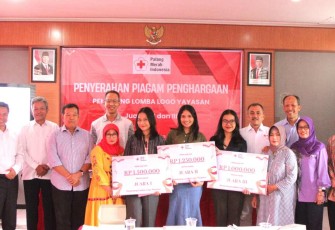 Foto bersama dalam Penyerahan piagam penghargaan di kantor PMI Kota Salatiga.