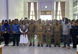 Foto bersama dalam Sosialisasi One Village One Product (OVOP) yang diselenggarakan Pemerintah Kabupaten Kupang, Senin (17-11-2025). 