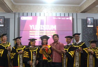 Foto bersama dalam Yudisium Doktor Manajemen FEB UKSW, belum lama ini._0.jpg
