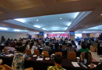 Foto kegiatan evaluasi pengelolaan logistik pemilu serentak 2024 pada badan ADHOC oleh KPU Kota Bitung