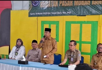 Wali Kota Depok Supian Suri membuka pelaksanaan Pasar Murah Ramadan di kantor Kelurahan Tanah Baru, Kecamatan Beji, Senin (10/03/25).