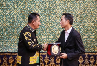 Gubernur Ansar saat menerima kunjungan silaturahmi dari Konsulat Malaysia untuk Riau dan Kepulauan Riau, Mohammed Hosnie Shahiran bin Ismail, di Gedung Daerah, Tanjungpinang, Kamis (3/7/2025).