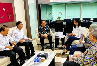 Gubernur Kepulauan Riau H Ansar Ahmad saat audiensi bersama Wakil Menteri Pekerjaan Umum RI, Diana Kusumastuti.