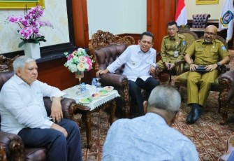 Gubernur Kepulauan Riau H. Ansar Ahmad saat melakukan silaturahmi dengan Chairman dan Managing Director Mustafa Centre, Mr. Mustaq Ahmad
