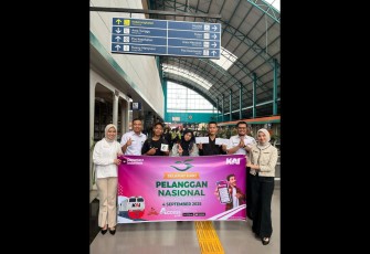 Hari Pelanggan Nasional 2025, KAI Divre III Palembang Sapa Langsung Penumpang di Stasiun Kertapati
