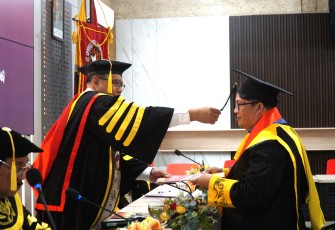Harli Monikasius Merung menutup perjalanan akademiknya di Program Studi (Prodi) Doktor Manajemen Fakultas Ekonomika dan Bisnis (FEB) UKSW dengan predikat sangat memuaskan.