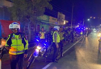 Personel Polda Jatim saat pengamanan perayaan malam tahun baru, Selasa (31/12)