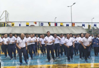 Pangkoarmada III Laksda TNI Hersan saat olahraga bersama, Jum'at (3/1/25)