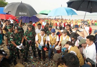 Pangdam IX Udayana Mayjen TNI Muhammad Zamroni bersihkan pantai Kuta, Sabtu (4/1/25)