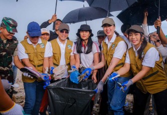 Aksi bersih sampah laut di pantai Kuta, Bali, Sabtu (4/1/25)