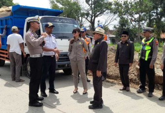 Kbo Satlantas Polres Kendal Iptu Joko Santoso menjelaskan penertiban truk muatan galian C, Minggu (5/1/25)