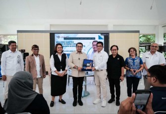 Menekraf Riefky menerima cenderamata di workshop TVRI Jawa Barat, Rabu (8/1/25)