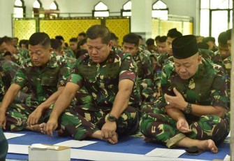 Pangkoarmada III Laksda TNI Hersan saat doa bersama 
