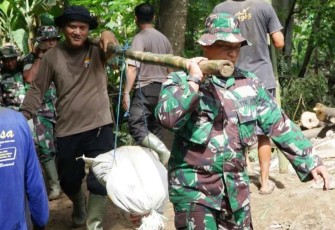 Berjibaku bantu evakuasi material longsor 