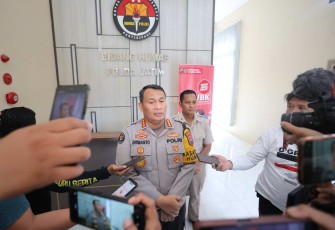 Kabid Humas Polda Jatim Kombes Dirmanto saat memberikan keterangan pers 