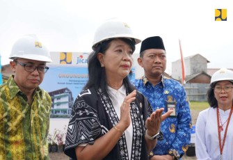 Wamen PU Diana Kusumastuti saat memberikan keterangan pers usai groundbreaking purwarupa rusunawa rendah karbon di Kota Tegal, Jum'at (17/1)
