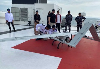 Drone Aruna 45 saat uji coba terbang di KRI dr Radjiman Wedyodiningrat-992, Kamis (16/1)