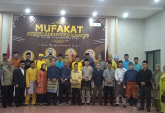 Poto Bersama Yayasan Pusaka Indonesia dan Tifa Foundation serta Aliansi Masyarakat Melayu Usai Acara Sarasehan.