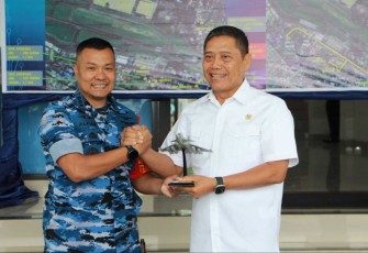 Danlanud Husein Sastranegara Kolonel Pnb Alfian memberikan cenderamata Kepala Staf Kepresidenan Letjen TNI (Purn) AM Putranto di Bandung, Senin (20/1)