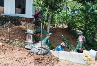 Babinsa Koramil 0801/07 Ngadirojo dan Warga Bangun Teras Serta Talud Masjid 