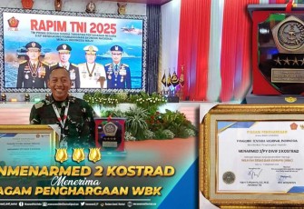 Danmenarmed 2 Kostrad Kolonel Arm Siswo Budiarto saat menerima penghargaan peraih Satker WBK di Rapim TNI 2025, Jakarta (31/1)