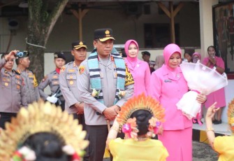 Kapolda Sulsel Irjen Pol Yudhiawan saat disambut tarian adat di Polres Palopo. Rabu (5/2)