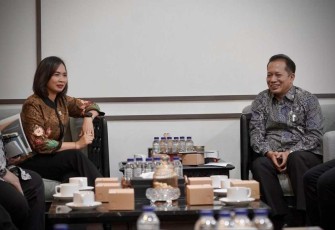 Wamenkop Ferry Juliantono bersama Wamenpar Ni Luh Puspa di Jakarta, Jum'at (7/2)