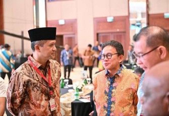 Mentrans M Iftitah Sulaiman (kiri) saat menghadiri pertemuan PTIJK 2025 di Jakarta, Selasa (11/2)