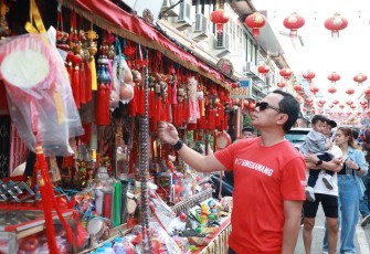 Wamendagri Bima Arya meninjau persiapan perayaan Cap Go Meh di Singkawang, Selasa (11/2)
