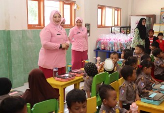 Ketua YKB Jatim Ade Imam Sugianto di TK Kemala Bhayangkari 78 Pamekasan, Selasa (11/2)